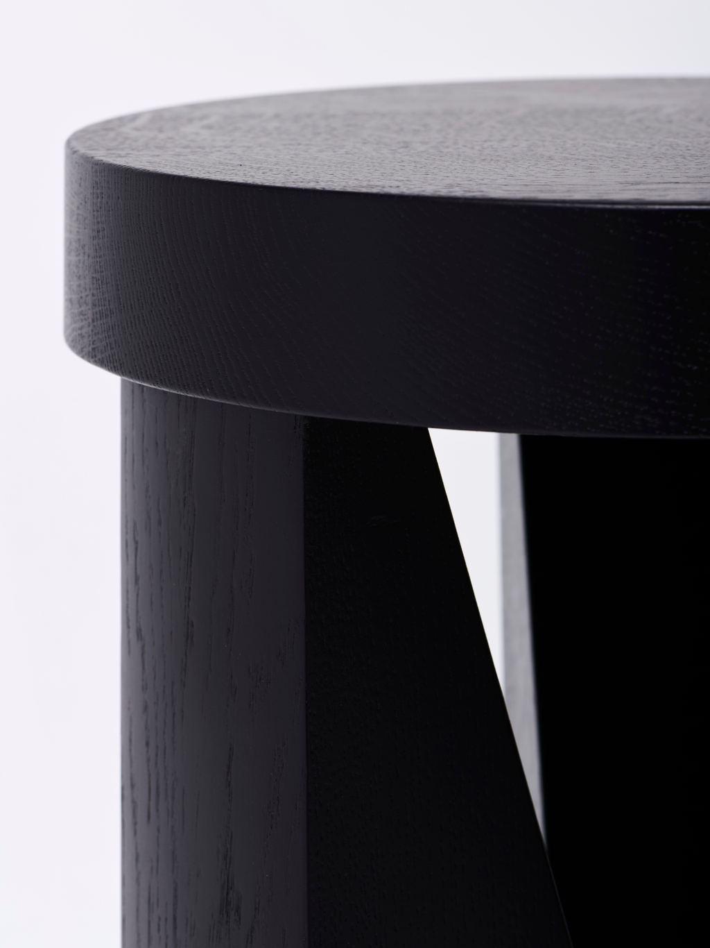 Mattiazzi MC20 CUGINO Stool/Table สตูลและโต๊ะข้างโครงไม้ oak สำหรับพื้นที่ภายในร่วมสมัย