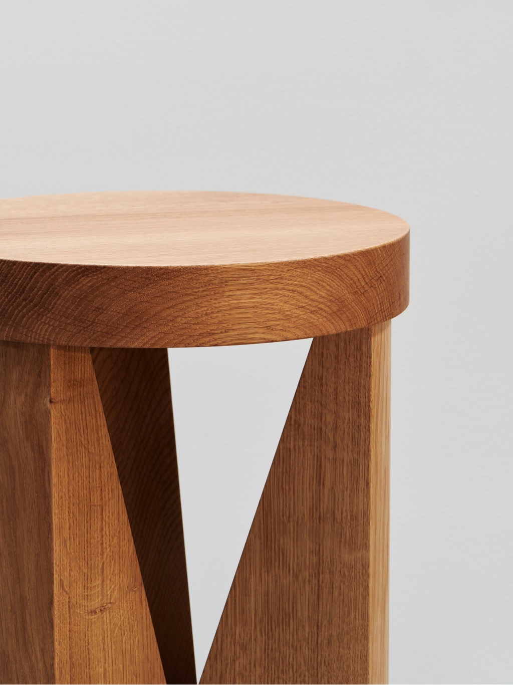 Mattiazzi MC20 CUGINO Stool/Table สตูลและโต๊ะข้างโครงไม้ oak สำหรับพื้นที่ภายในร่วมสมัย