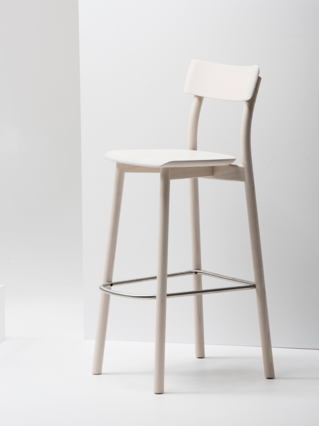 Mattiazzi MC8 CHIARO Counter / Bar Stool สตูลไม้ ash สำหรับ counter และ bar seating ออกแบบโดย Leon Ransmeier