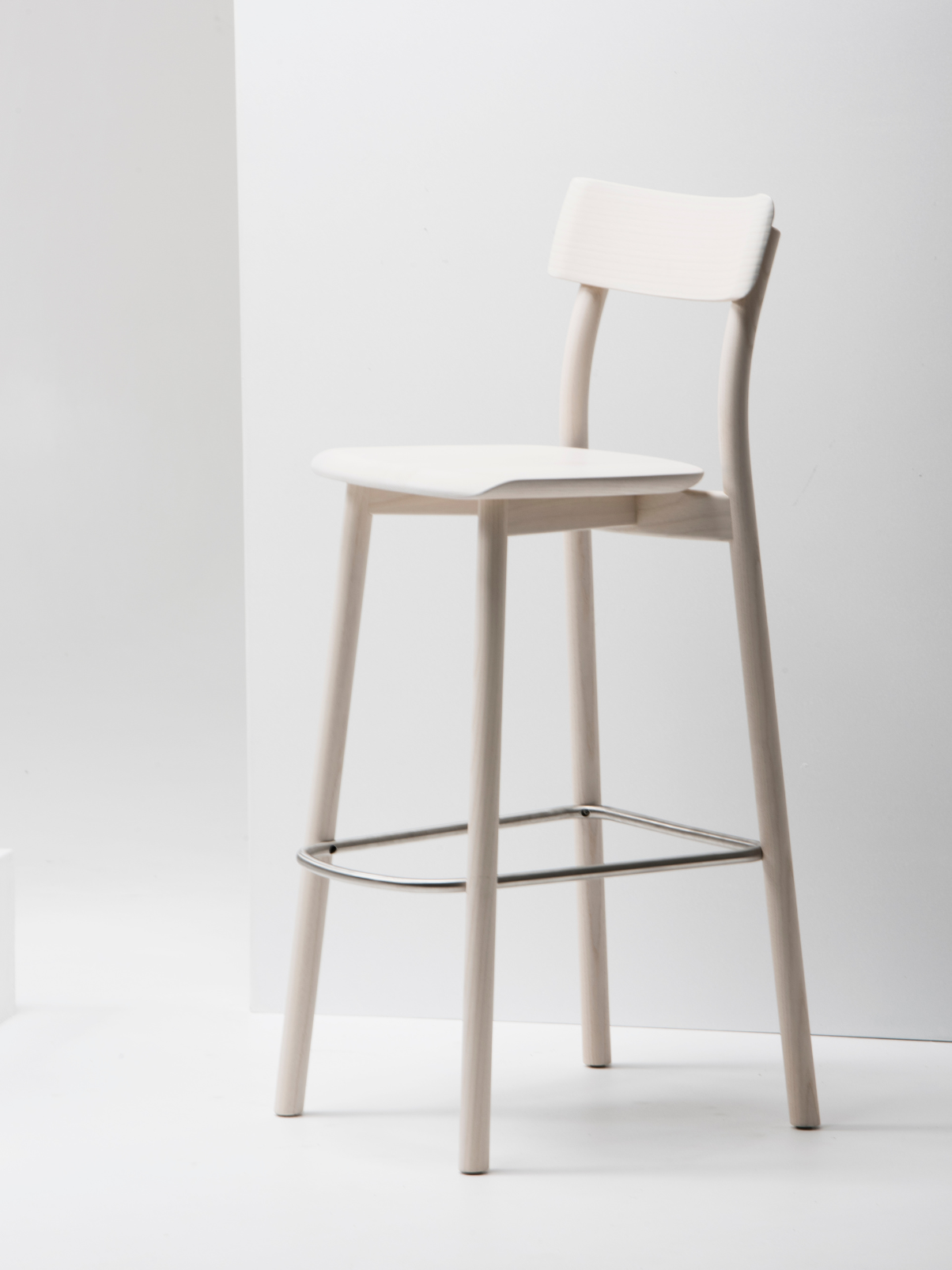 Mattiazzi MC8 CHIARO Counter / Bar Stool สตูลไม้ ash สำหรับ counter และ bar seating ออกแบบโดย Leon Ransmeier