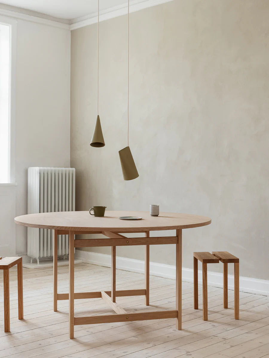 MOEBE Round Dining Table Ø130 โต๊ะอาหารทรงกลมไม้ oak โครงสร้าง H-frame ออกแบบโดย MOEBE