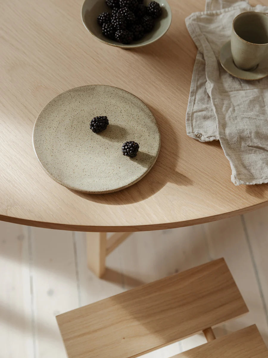 MOEBE Round Dining Table Ø130 โต๊ะอาหารทรงกลมไม้ oak โครงสร้าง H-frame ออกแบบโดย MOEBE