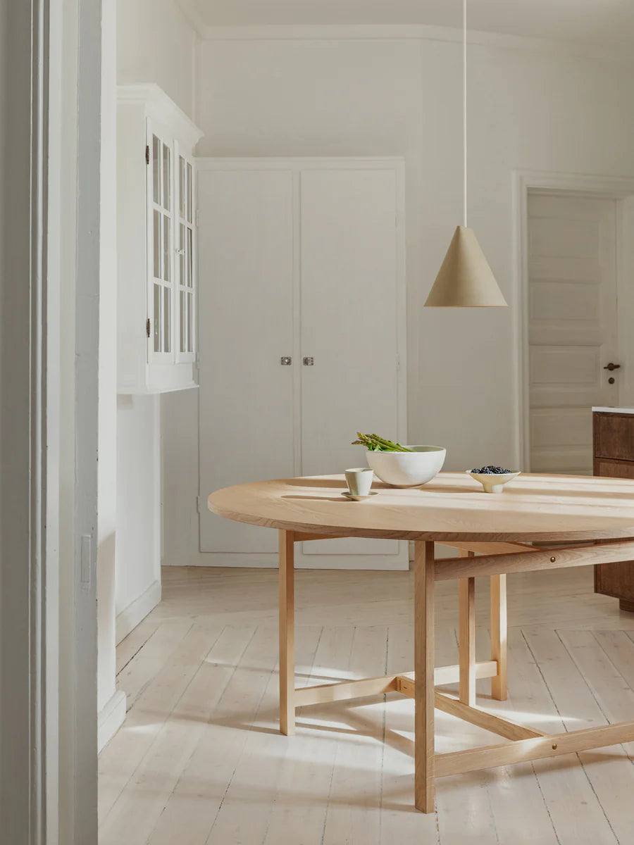 MOEBE Round Dining Table Ø130 โต๊ะอาหารทรงกลมไม้ oak โครงสร้าง H-frame ออกแบบโดย MOEBE
