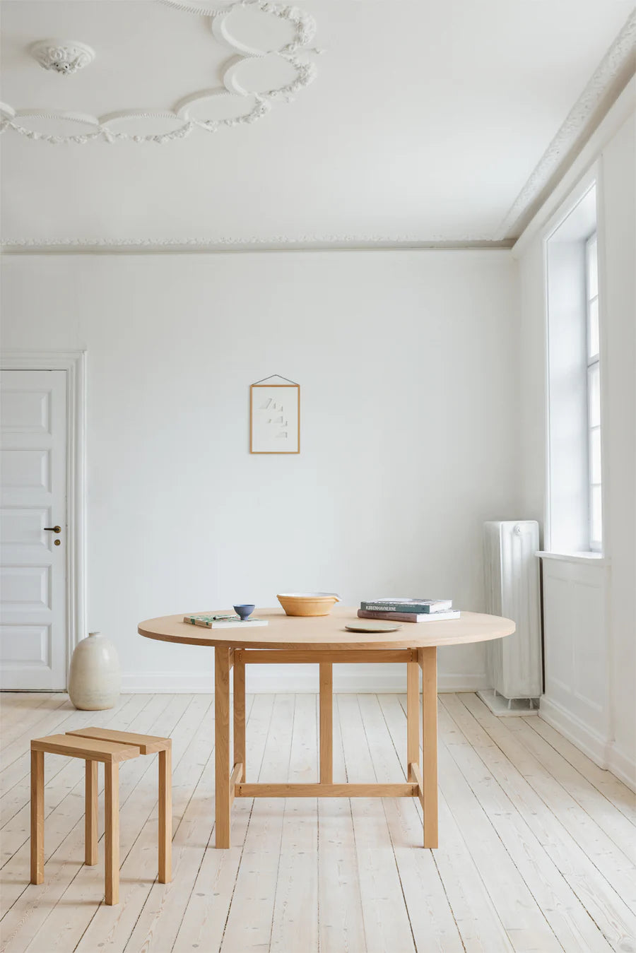 MOEBE Round Dining Table Ø130 โต๊ะอาหารทรงกลมไม้ oak โครงสร้าง H-frame ออกแบบโดย MOEBE