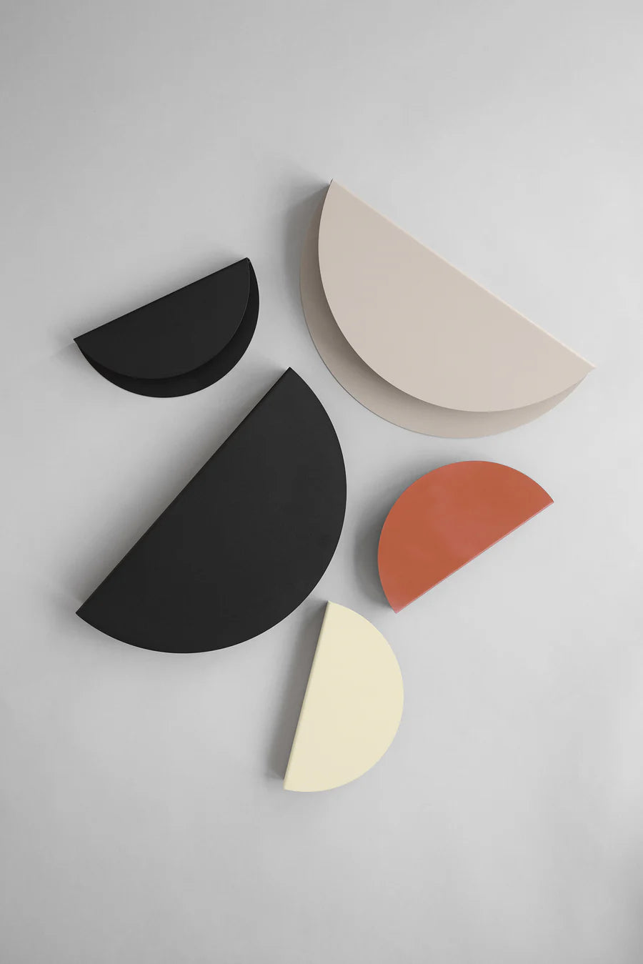 MOEBE Half Moon Shelf ชั้นวางติดผนังเหล็กทรงครึ่งวงกลม ออกแบบโดย MOEBE