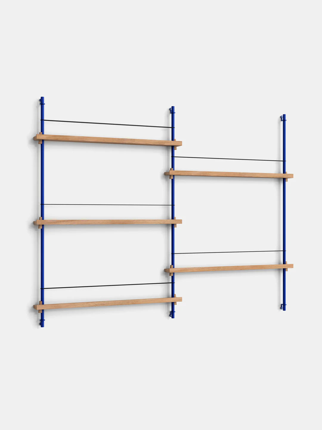 ชั้นวางของจาก MOEBE ดีไซน์เรียบง่ายแบบสแกนดิเนเวีย ปรับเปลี่ยนได้ตามพื้นที่และการใช้งาน ผลิตจากไม้โอ๊กแท้และโครงเหล็กเคลือบสีพาวเดอร์ แบบโมดูลาร์ปรับเพิ่มช่องหรือทำเต็มผนังได้ ใช้ชั้นไม้โอ๊ควีนียร์ FSC นำเข้าโดย Old Pine Trees.