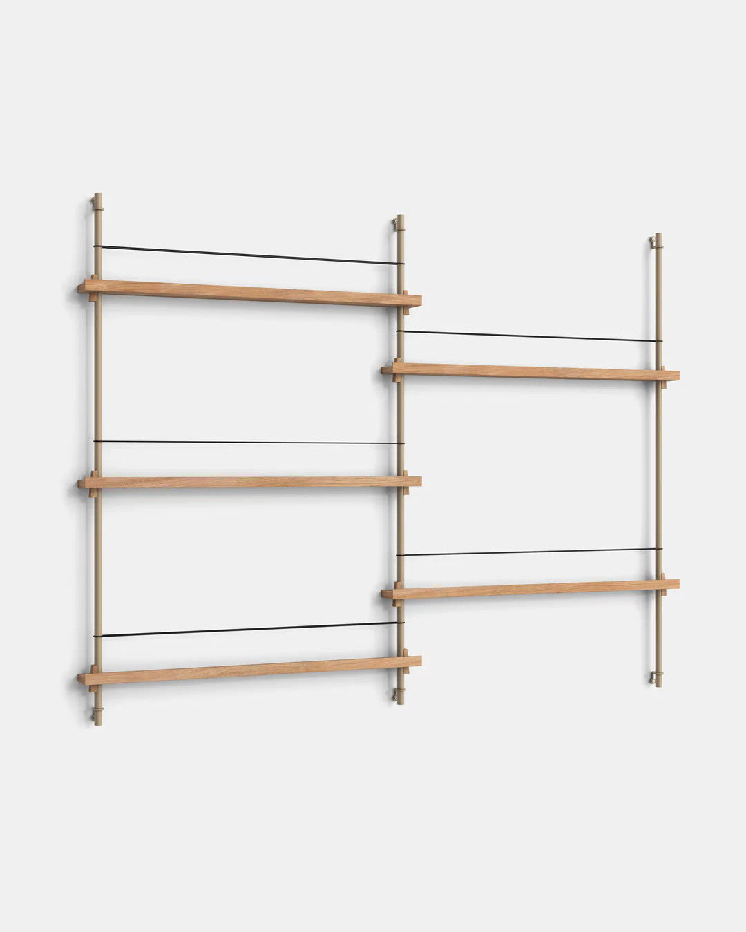 ชั้นวางของจาก MOEBE ดีไซน์เรียบง่ายแบบสแกนดิเนเวีย ปรับเปลี่ยนได้ตามพื้นที่และการใช้งาน ผลิตจากไม้โอ๊กแท้และโครงเหล็กเคลือบสีพาวเดอร์ แบบโมดูลาร์ปรับเพิ่มช่องหรือทำเต็มผนังได้ ใช้ชั้นไม้โอ๊ควีนียร์ FSC นำเข้าโดย Old Pine Trees.