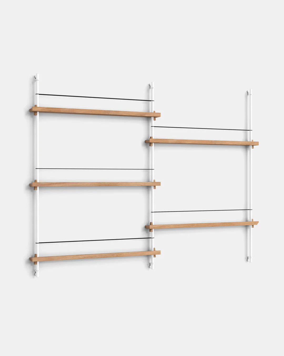 ชั้นวางของจาก MOEBE ดีไซน์เรียบง่ายแบบสแกนดิเนเวีย ปรับเปลี่ยนได้ตามพื้นที่และการใช้งาน ผลิตจากไม้โอ๊กแท้และโครงเหล็กเคลือบสีพาวเดอร์ แบบโมดูลาร์ปรับเพิ่มช่องหรือทำเต็มผนังได้ ใช้ชั้นไม้โอ๊ควีนียร์ FSC นำเข้าโดย Old Pine Trees.