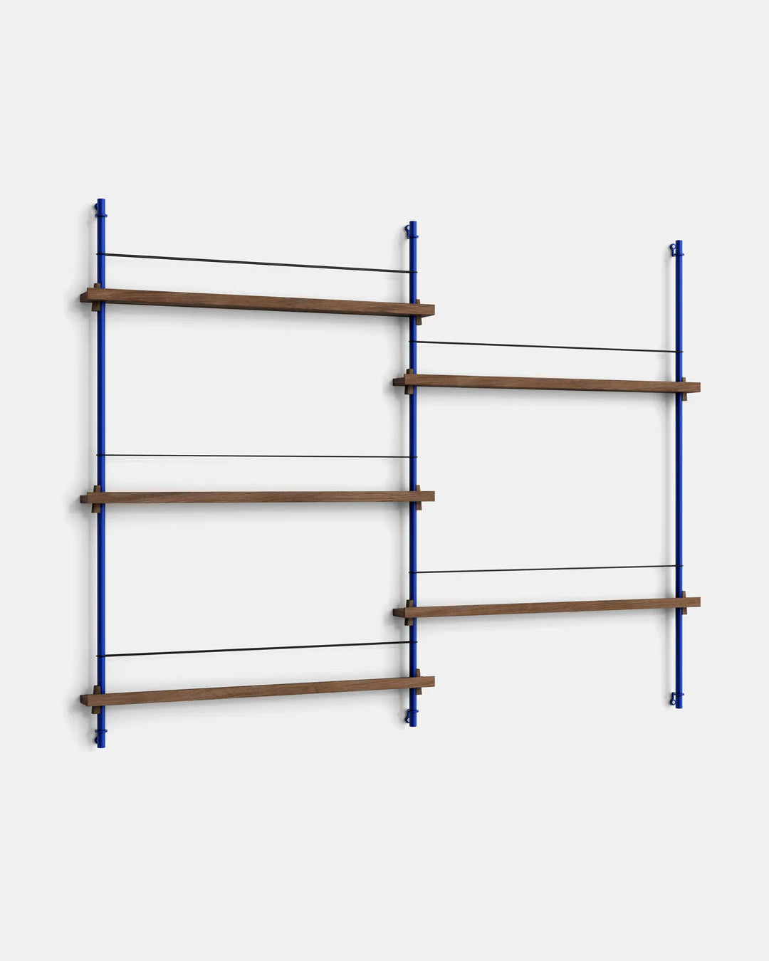ชั้นวางของจาก MOEBE ดีไซน์เรียบง่ายแบบสแกนดิเนเวีย ปรับเปลี่ยนได้ตามพื้นที่และการใช้งาน ผลิตจากไม้โอ๊กแท้และโครงเหล็กเคลือบสีพาวเดอร์ แบบโมดูลาร์ปรับเพิ่มช่องหรือทำเต็มผนังได้ ใช้ชั้นไม้โอ๊ควีนียร์ FSC นำเข้าโดย Old Pine Trees.