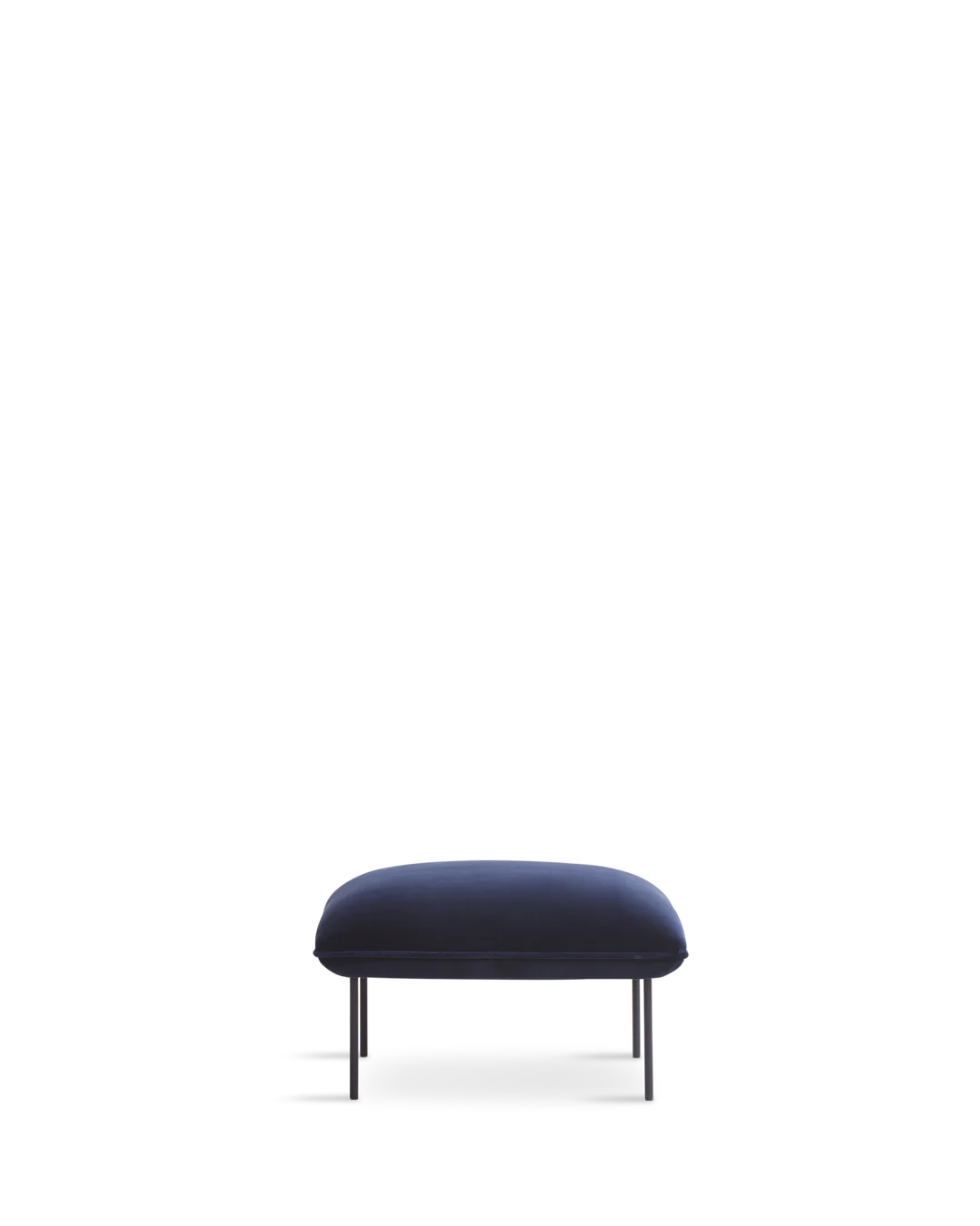 Nakki Ottoman ที่รองขาพร้อมขาโลหะสีดำ ออกแบบโดย Mika Tolvanen
