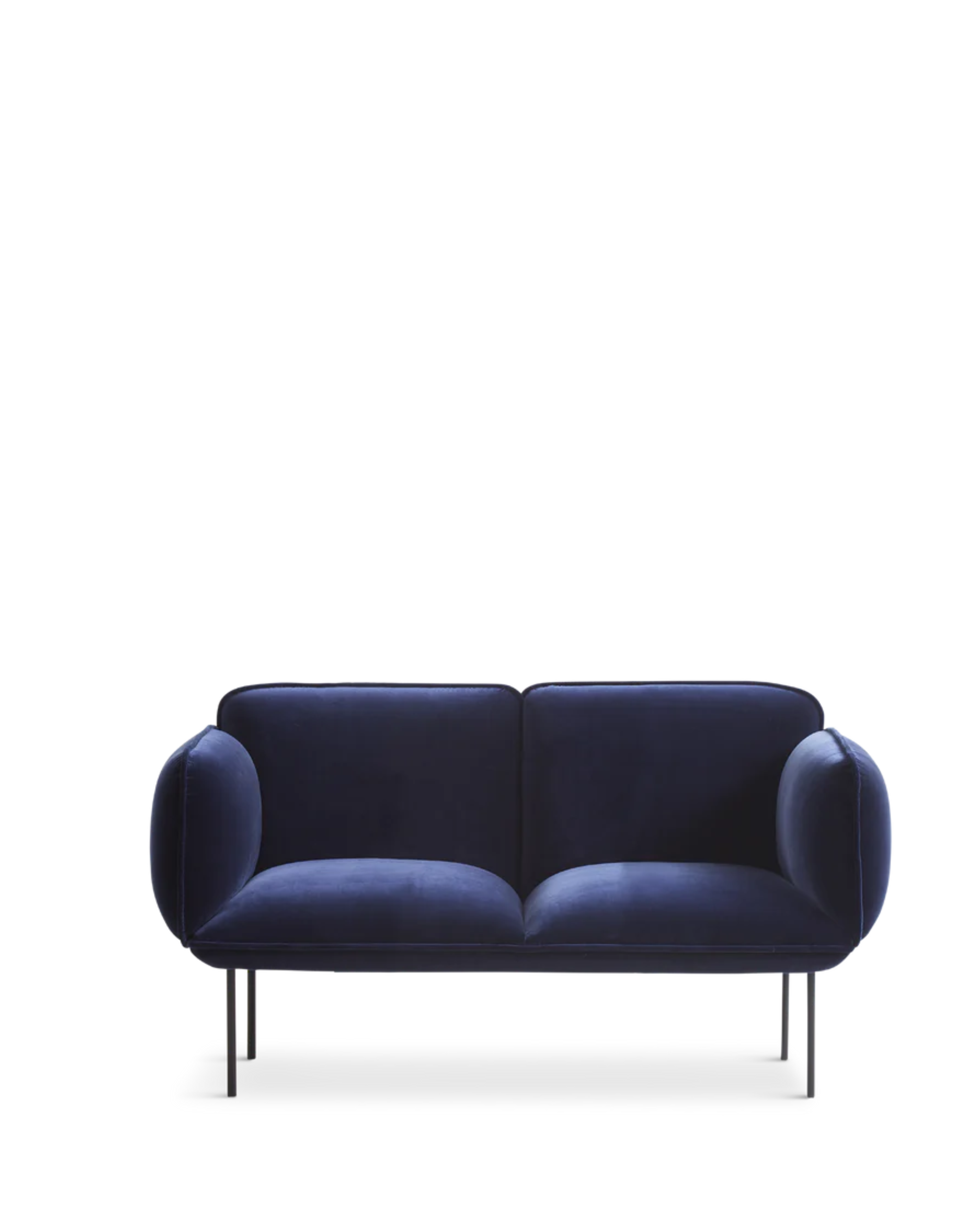 Nakki Small 2-Seater โซฟาสองที่นั่งขนาดกะทัดรัดพร้อมขาโลหะสีดำ ออกแบบโดย Mika Tolvanen