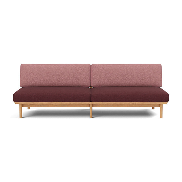 โซฟา Spoke Sofa จาก TAKT แบรนด์เฟอร์นิเจอร์ร่วมสมัยจากเดนมาร์ก ออกแบบโดยสตูดิโอ Anderssen & Voll เพื่อสร้างโซฟาที่ทั้งงดงาม เรียบง่าย และยั่งยืน โครงสร้างไม้โอ๊กแท้ที่ผ่านการรับรอง FSC® ผสมผสานกับเบาะผ้า 100% จาก Kvadrat ทุกส่วนถอดประกอบและซ่อมได้ตามแนวคิด Perpetual Sustainable Design เพื่อยืดอายุการใช้งานและลดของเสีย ดีไซน์แบบสแกนดิเนเวียเผยโครงสร้างอย่างซื่อสัตย์และให้ความรู้สึกอบอุ่น เหมาะกับการใช้งานในทุกพื้นที่ของบ้าน จัดจำหน่ายโดย Old Pine Trees