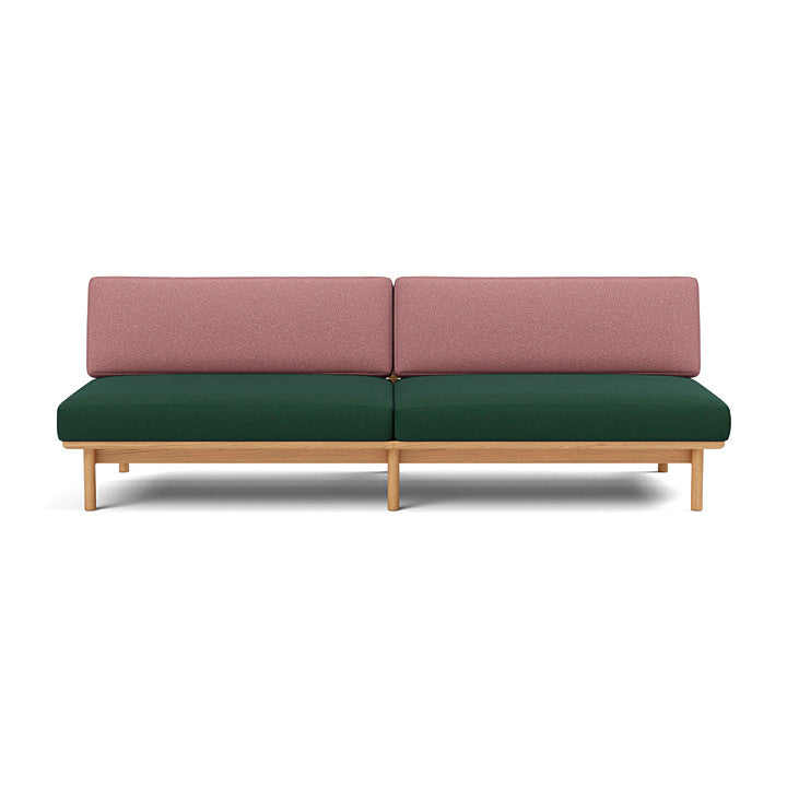 โซฟา Spoke Sofa จาก TAKT แบรนด์เฟอร์นิเจอร์ร่วมสมัยจากเดนมาร์ก ออกแบบโดยสตูดิโอ Anderssen & Voll เพื่อสร้างโซฟาที่ทั้งงดงาม เรียบง่าย และยั่งยืน โครงสร้างไม้โอ๊กแท้ที่ผ่านการรับรอง FSC® ผสมผสานกับเบาะผ้า 100% จาก Kvadrat ทุกส่วนถอดประกอบและซ่อมได้ตามแนวคิด Perpetual Sustainable Design เพื่อยืดอายุการใช้งานและลดของเสีย ดีไซน์แบบสแกนดิเนเวียเผยโครงสร้างอย่างซื่อสัตย์และให้ความรู้สึกอบอุ่น เหมาะกับการใช้งานในทุกพื้นที่ของบ้าน จัดจำหน่ายโดย Old Pine Trees