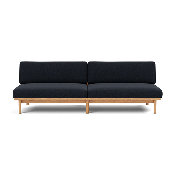 โซฟา Spoke Sofa จาก TAKT แบรนด์เฟอร์นิเจอร์ร่วมสมัยจากเดนมาร์ก ออกแบบโดยสตูดิโอ Anderssen & Voll เพื่อสร้างโซฟาที่ทั้งงดงาม เรียบง่าย และยั่งยืน โครงสร้างไม้โอ๊กแท้ที่ผ่านการรับรอง FSC® ผสมผสานกับเบาะผ้า 100% จาก Kvadrat ทุกส่วนถอดประกอบและซ่อมได้ตามแนวคิด Perpetual Sustainable Design เพื่อยืดอายุการใช้งานและลดของเสีย ดีไซน์แบบสแกนดิเนเวียเผยโครงสร้างอย่างซื่อสัตย์และให้ความรู้สึกอบอุ่น เหมาะกับการใช้งานในทุกพื้นที่ของบ้าน จัดจำหน่ายโดย Old Pine Trees