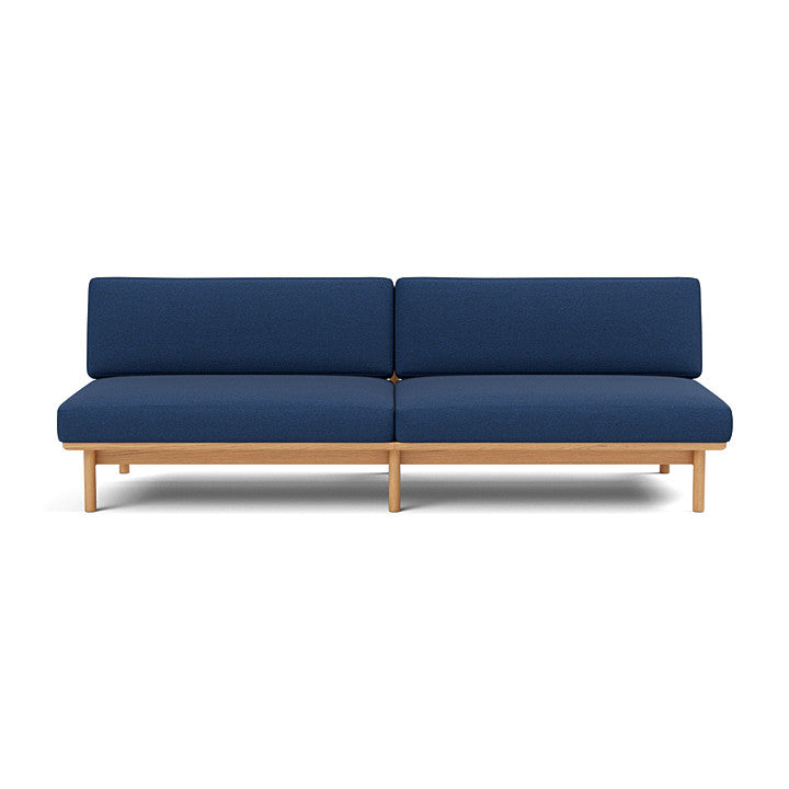 โซฟา Spoke Sofa จาก TAKT แบรนด์เฟอร์นิเจอร์ร่วมสมัยจากเดนมาร์ก ออกแบบโดยสตูดิโอ Anderssen & Voll เพื่อสร้างโซฟาที่ทั้งงดงาม เรียบง่าย และยั่งยืน โครงสร้างไม้โอ๊กแท้ที่ผ่านการรับรอง FSC® ผสมผสานกับเบาะผ้า 100% จาก Kvadrat ทุกส่วนถอดประกอบและซ่อมได้ตามแนวคิด Perpetual Sustainable Design เพื่อยืดอายุการใช้งานและลดของเสีย ดีไซน์แบบสแกนดิเนเวียเผยโครงสร้างอย่างซื่อสัตย์และให้ความรู้สึกอบอุ่น เหมาะกับการใช้งานในทุกพื้นที่ของบ้าน จัดจำหน่ายโดย Old Pine Trees