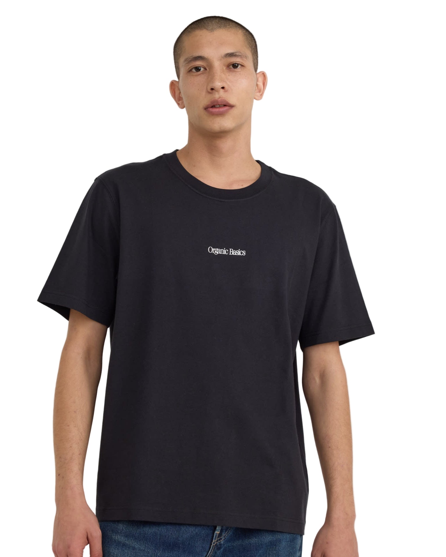 เสื้อยืด True Logo Tee สีดำ ทรงบ็อกซี่ แขนสั้น คอกลม ทำจากผ้าฝ้ายออร์แกนิก 100% เนื้อหนา 210 gsm พร้อมโลโก้ Organic Basics ที่ด้านหน้า – True Logo Tee in Black, boxy crewneck short-sleeve T-shirt made from 100% heavyweight organic cotton with Organic Basics logo – sold by Old Pine Trees