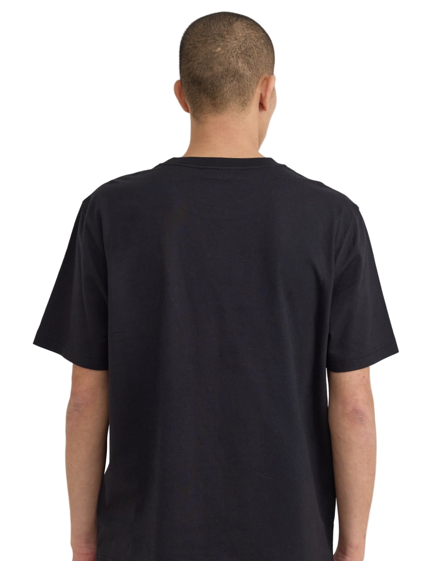 เสื้อยืด True Logo Tee สีดำ ทรงบ็อกซี่ แขนสั้น คอกลม ทำจากผ้าฝ้ายออร์แกนิก 100% เนื้อหนา 210 gsm พร้อมโลโก้ Organic Basics ที่ด้านหน้า – True Logo Tee in Black, boxy crewneck short-sleeve T-shirt made from 100% heavyweight organic cotton with Organic Basics logo – sold by Old Pine Trees