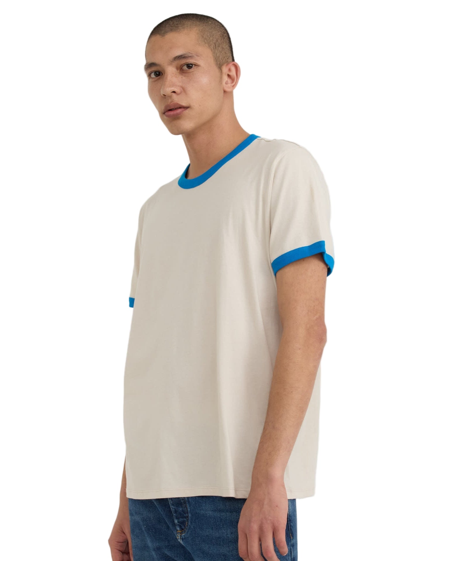 เสื้อยืด Core Play Ringer Tee สี Sandstone / Azure Blue ผลิตจากผ้าฝ้ายออร์แกนิก 100% ดีเทลคอและแขนตัดสีสองโทน สไตล์มินิมอลสดใส ขายโดย Old Pine Trees | Core Play Ringer Tee Sandstone / Azure Blue made with 100% organic cotton, two-tone neckline and sleeve detail, minimal and playful design. Sold by Old Pine Trees.
