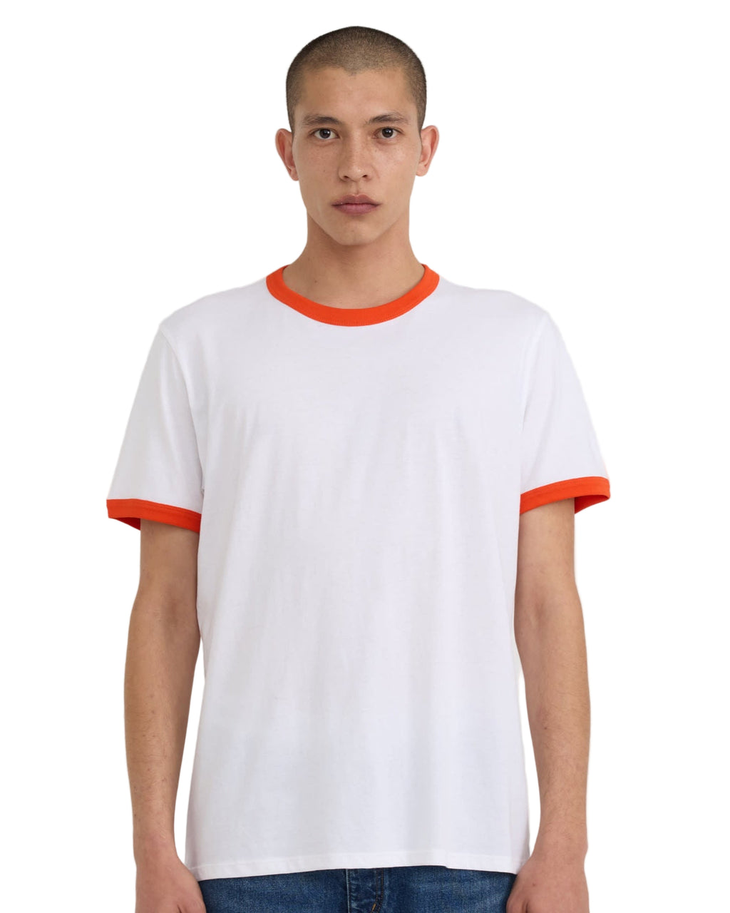 เสื้อยืด Core Play Ringer Tee สี White / Vibrant Red ผลิตจากผ้าฝ้ายออร์แกนิก 100% ดีเทลคอและแขนตัดสีสองโทน สไตล์มินิมอลสดใส ขายโดย Old Pine Trees | Core Play Ringer Tee White / Vibrant Red made with 100% organic cotton, two-tone neckline and sleeve detail, minimal and playful design. Sold by Old Pine Trees.
