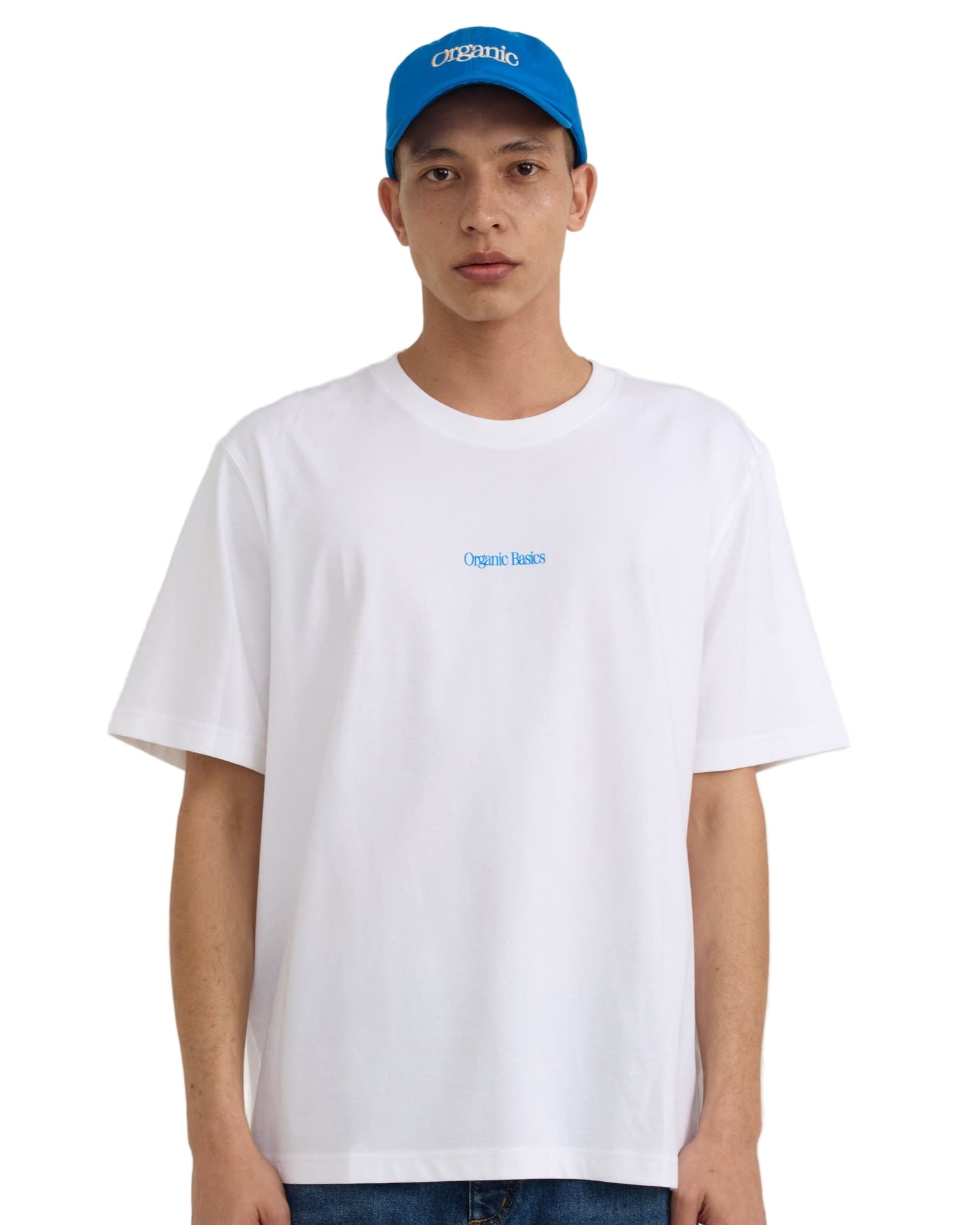 เสื้อยืด True Logo Tee สี White ทรงบ็อกซี่ แขนสั้น คอกลม ทำจากผ้าฝ้ายออร์แกนิก 100% เนื้อหนา 210 gsm พร้อมโลโก้ Organic Basics ที่ด้านหน้า – True Logo Tee in White, boxy crewneck short-sleeve T-shirt made from 100% heavyweight organic cotton with Organic Basics logo – sold by Old Pine Trees