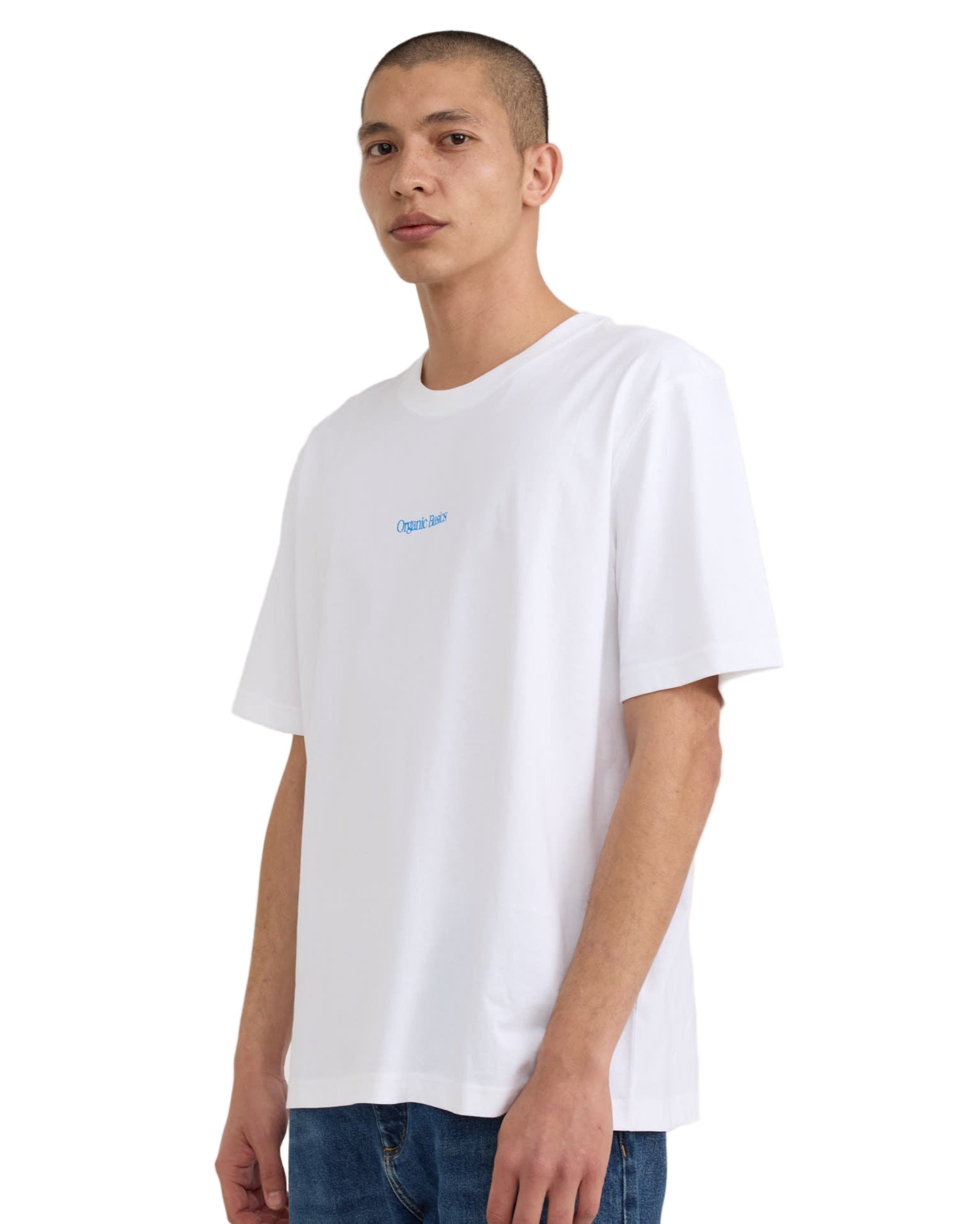 เสื้อยืด True Logo Tee สี White ทรงบ็อกซี่ แขนสั้น คอกลม ทำจากผ้าฝ้ายออร์แกนิก 100% เนื้อหนา 210 gsm พร้อมโลโก้ Organic Basics ที่ด้านหน้า – True Logo Tee in White, boxy crewneck short-sleeve T-shirt made from 100% heavyweight organic cotton with Organic Basics logo – sold by Old Pine Trees