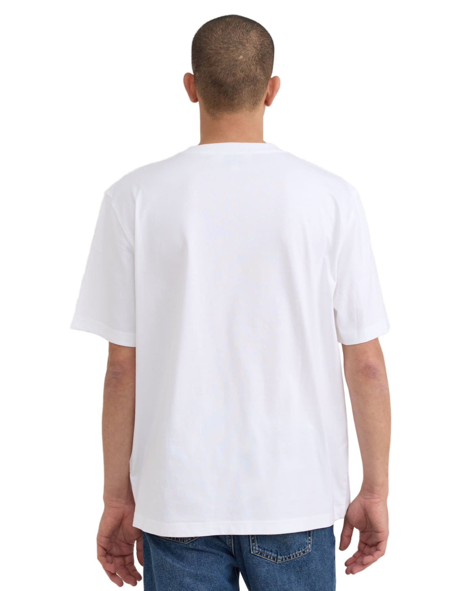 เสื้อยืด True Logo Tee สี White ทรงบ็อกซี่ แขนสั้น คอกลม ทำจากผ้าฝ้ายออร์แกนิก 100% เนื้อหนา 210 gsm พร้อมโลโก้ Organic Basics ที่ด้านหน้า – True Logo Tee in White, boxy crewneck short-sleeve T-shirt made from 100% heavyweight organic cotton with Organic Basics logo – sold by Old Pine Trees