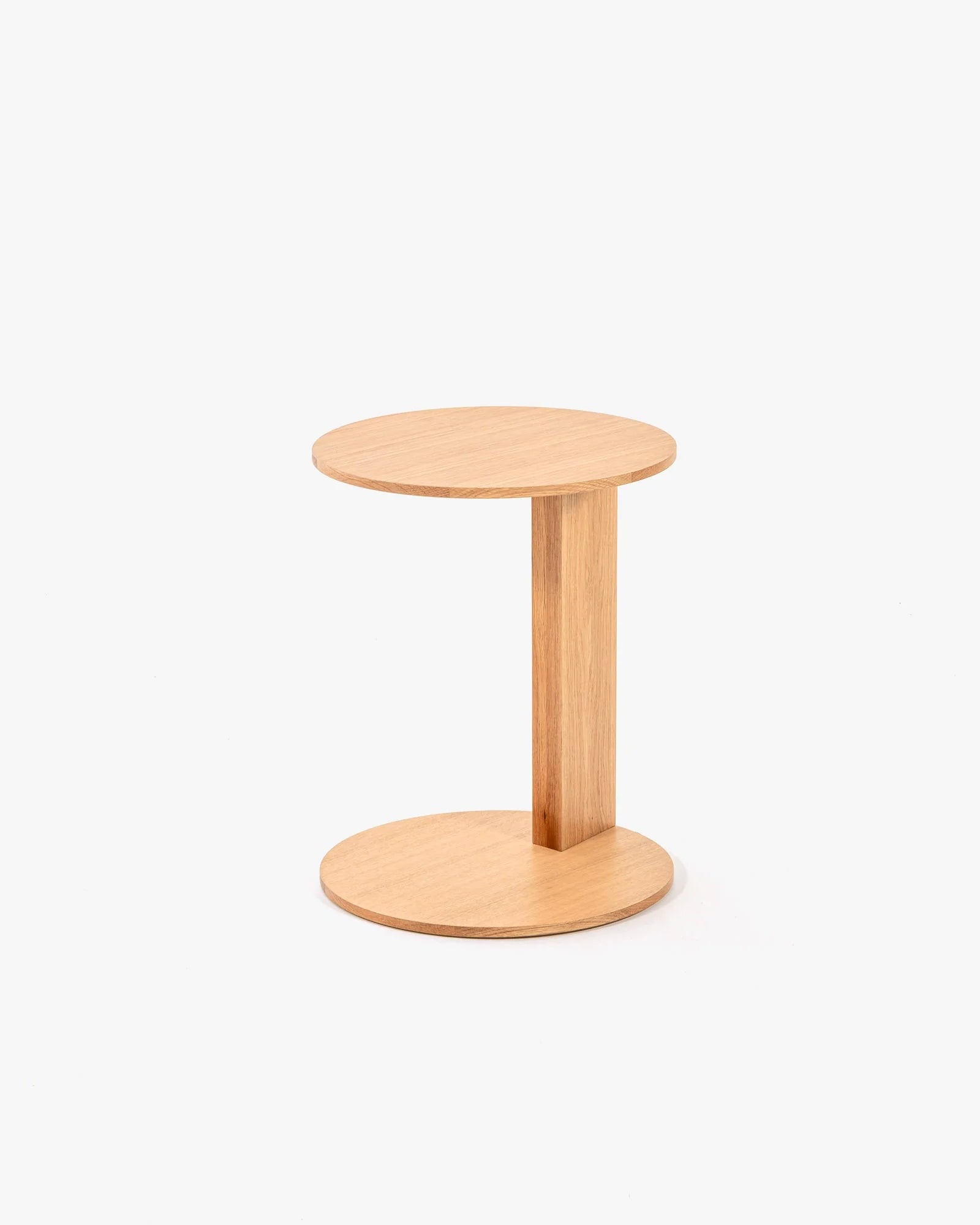 Overhang Round Table โต๊ะข้างทรงกลมดีไซน์มินิมอลโครงสร้าง cantilever ออกแบบโดย Terence Woodgate