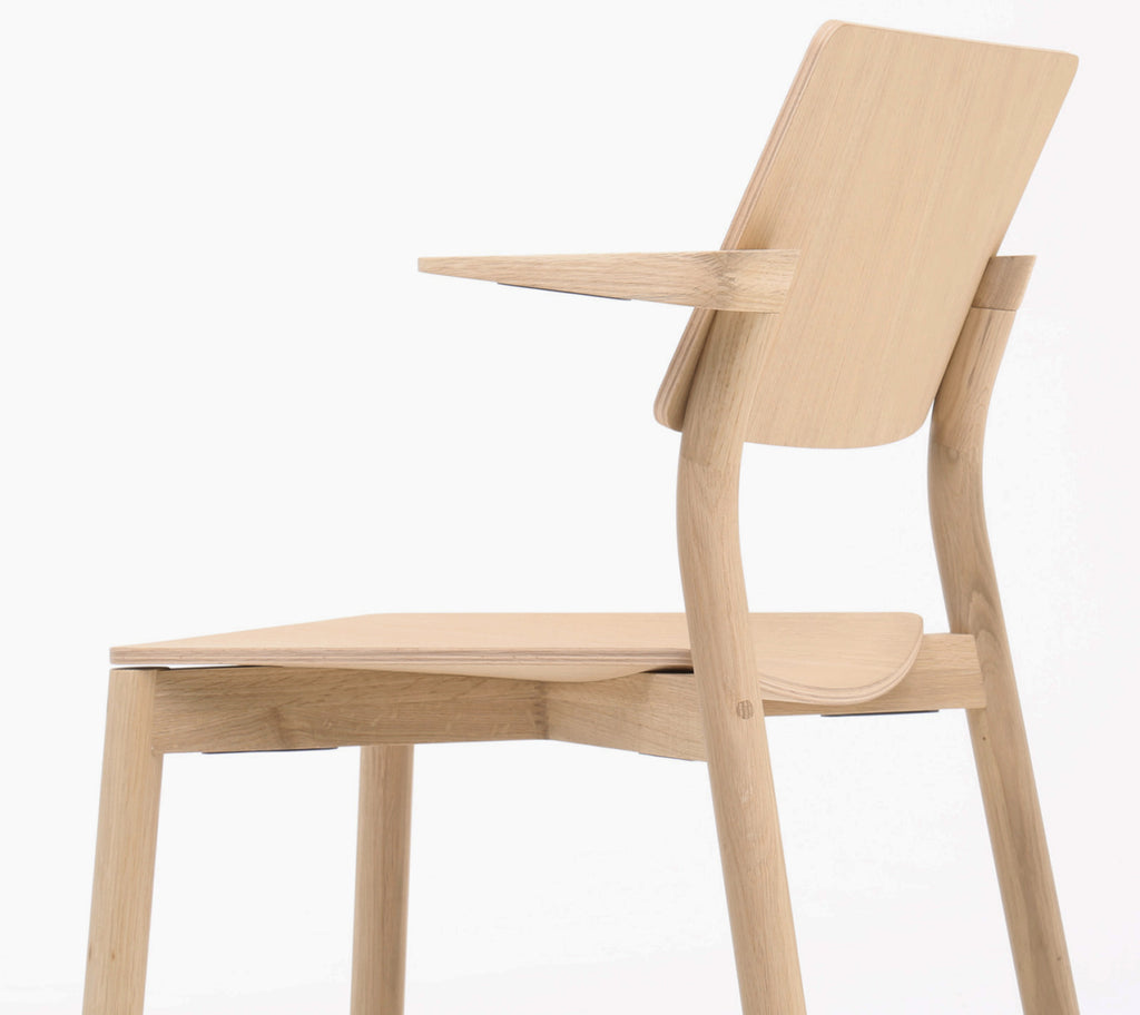 Karimoku New Standard Panorama Armchair เก้าอี้ไม้โอ๊คที่นั่งไม้อัดดัดโค้งพร้อมที่วางแขน ออกแบบโดย Geckeler Michels