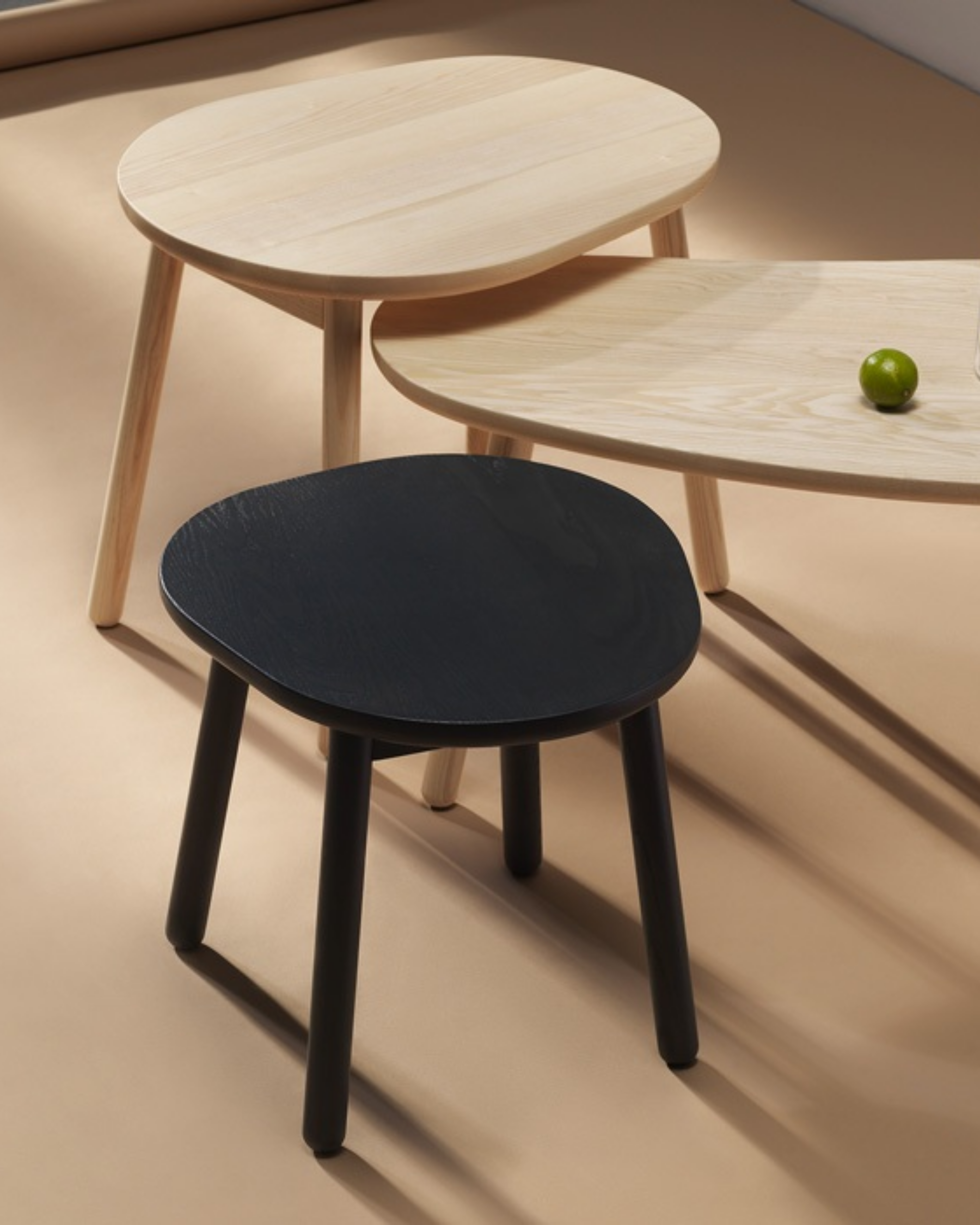 Pebble collection จาก solid ash ประกอบด้วย Stool, Side Table และ Bench ที่ใช้พื้นผิวรูปทรงไม่สมมาตรและขาเรียว ออกแบบโดย Tomoko Azumi