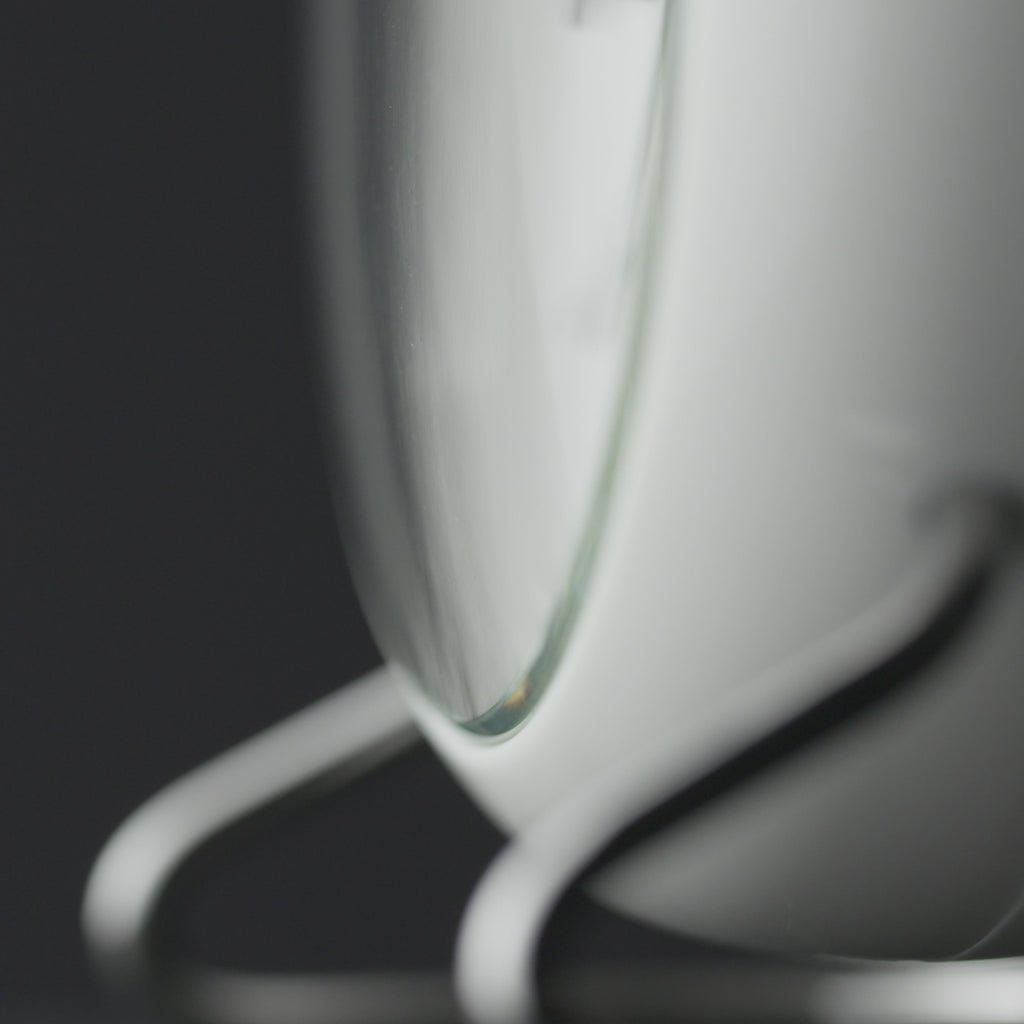 นาฬิกาตั้งโต๊ะ Arne Jacobsen Bankers Table Clock ดีไซน์มินิมอลคลาสสิก หน้าปัดกราฟิกอ่านง่าย ฐานโลหะโค้งแบบไอคอนิก จัดจำหน่ายโดย Old Pine Trees