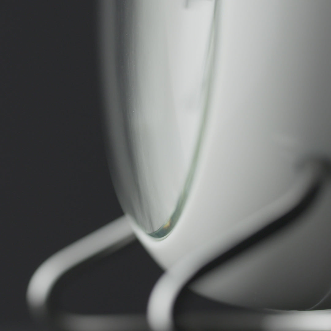 นาฬิกาตั้งโต๊ะ Arne Jacobsen Bankers Table Clock ดีไซน์มินิมอลคลาสสิก หน้าปัดกราฟิกอ่านง่าย ฐานโลหะโค้งแบบไอคอนิก จัดจำหน่ายโดย Old Pine Trees