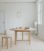 MOEBE Peg Step Stool สตูลไม้ oak ใช้เป็น step ได้ มีช่องจับตรงกลาง ออกแบบโดย MOEBE