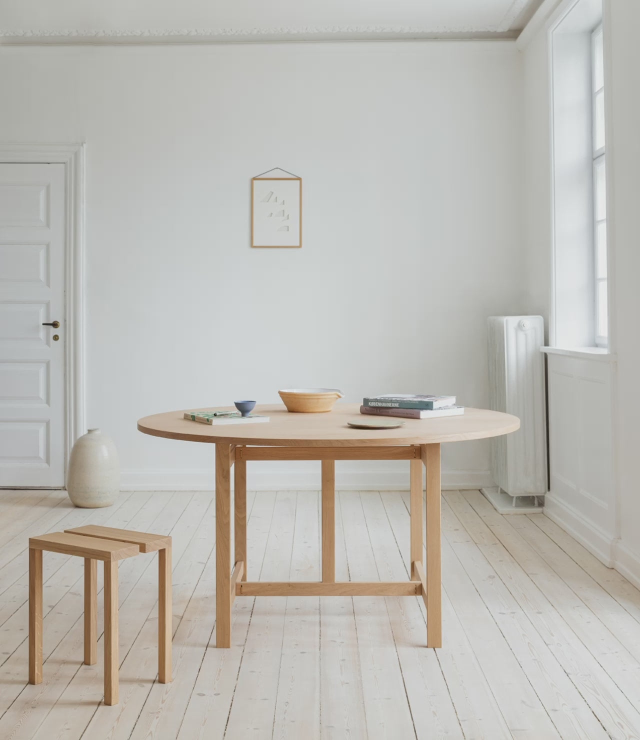 MOEBE Peg Step Stool สตูลไม้ oak ใช้เป็น step ได้ มีช่องจับตรงกลาง ออกแบบโดย MOEBE
