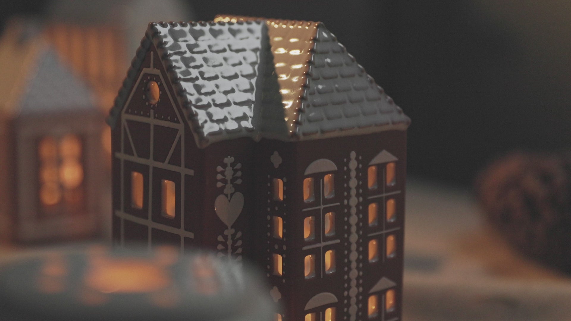 โคมเทียนเซรามิก Kähler Urbania รูปบ้านสีขาว ช่องหน้าต่างเจาะมือ ให้แสงอบอุ่นผ่านช่องหน้าต่าง เติมบรรยากาศอบอุ่นในบ้าน งานออกแบบเดนมาร์กสไตล์มินิมอล จัดจำหน่ายโดย Old Pine Trees