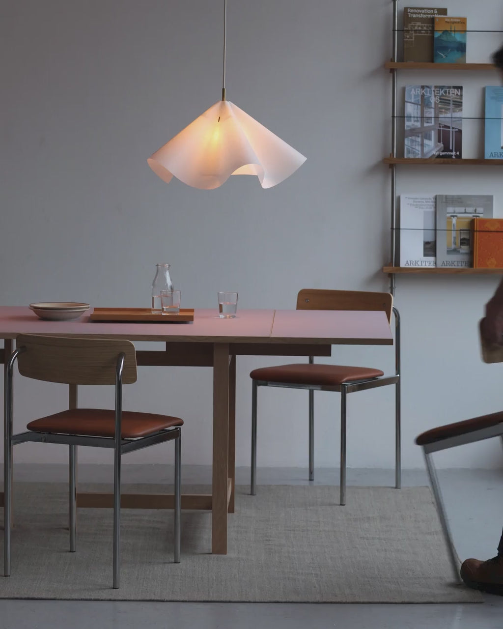 MOEBE Offset Chair เก้าอี้โครงเหล็กดีไซน์มินิมอล ที่นั่งไม้โอ๊ค จากแบรนด์ MOEBE