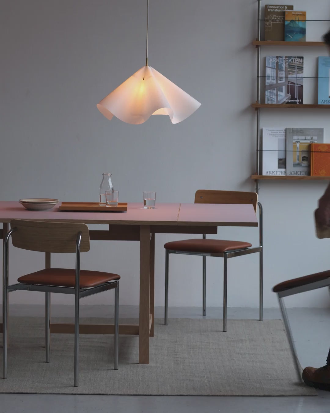 MOEBE Offset Chair เก้าอี้โครงเหล็กดีไซน์มินิมอล ที่นั่งไม้โอ๊ค จากแบรนด์ MOEBE