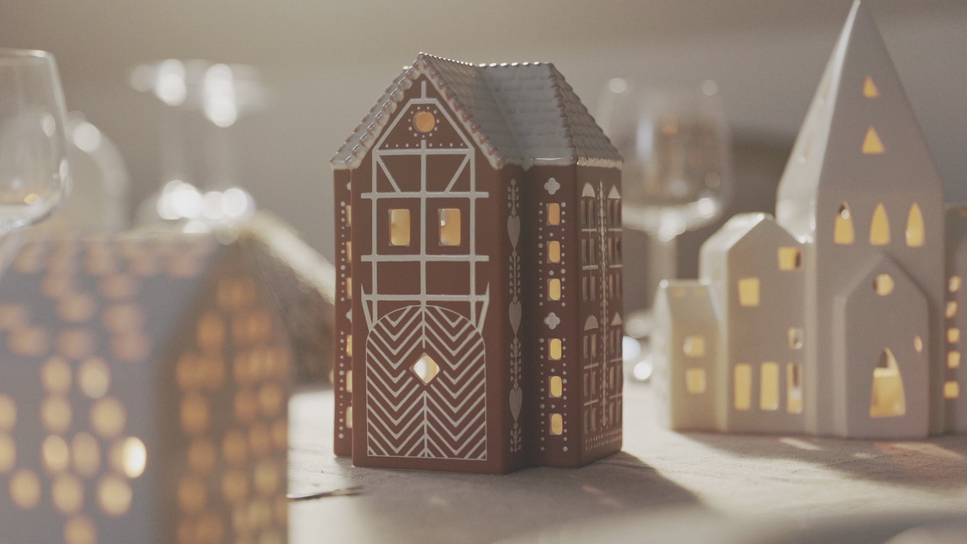 โคมเทียนเซรามิก Kähler Urbania รูปบ้านสีขาว ช่องหน้าต่างเจาะมือ ให้แสงอบอุ่นผ่านช่องหน้าต่าง เติมบรรยากาศอบอุ่นในบ้าน งานออกแบบเดนมาร์กสไตล์มินิมอล จัดจำหน่ายโดย Old Pine Trees