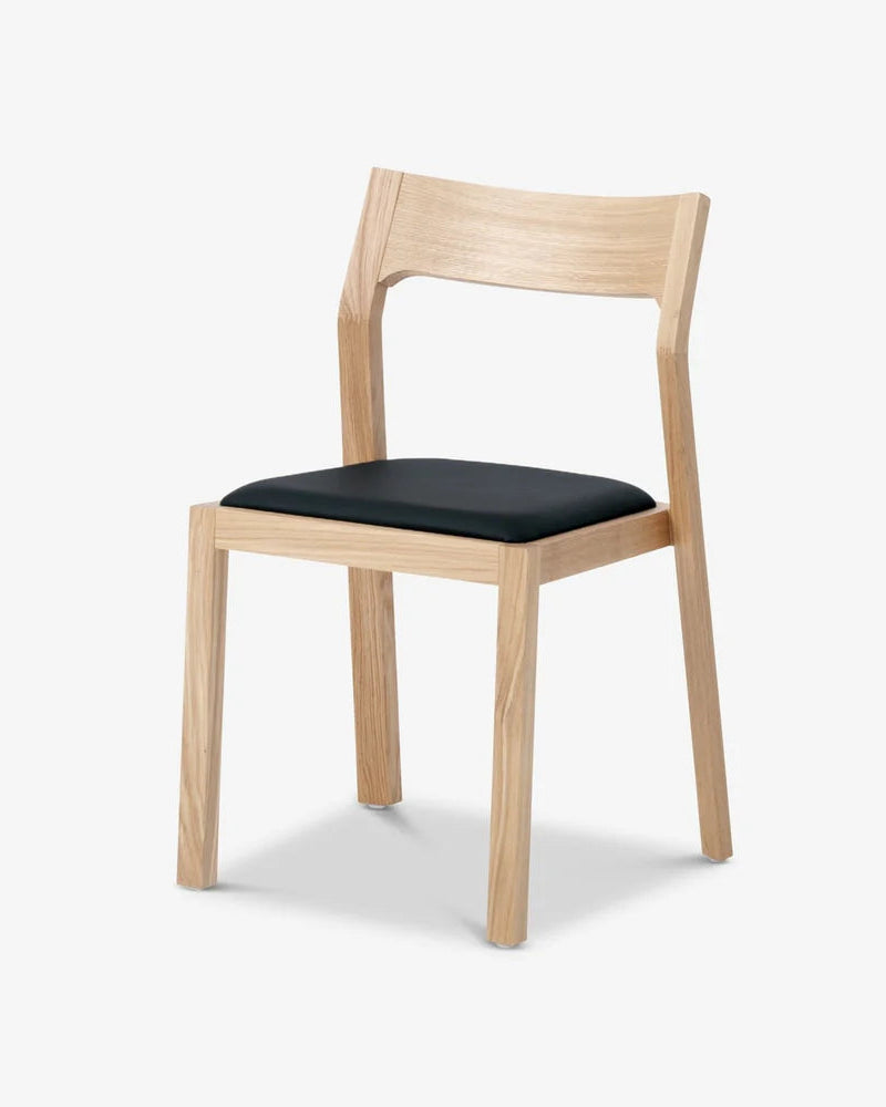 Case Furniture Profile Chair เก้าอี้ไม้เนื้อแข็งพร้อมเบาะหนังแท้ ดีไซน์เพรียว นั่งสบาย มีให้เลือกโครงโอ๊ค วอลนัต หรือสีดำ พร้อมเบาะหนัง Black หรือ Cream