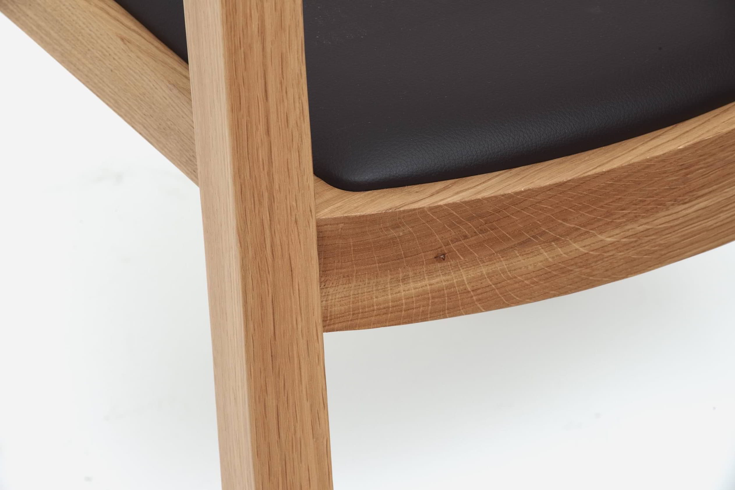 Case Furniture Profile Chair เก้าอี้ไม้เนื้อแข็งพร้อมเบาะหนังแท้ ดีไซน์เพรียว นั่งสบาย มีให้เลือกโครงโอ๊ค วอลนัต หรือสีดำ พร้อมเบาะหนัง Black หรือ Cream