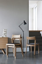 Case Furniture Profile Chair เก้าอี้ไม้เนื้อแข็งพร้อมเบาะหนังแท้ ดีไซน์เพรียว นั่งสบาย มีให้เลือกโครงโอ๊ค วอลนัต หรือสีดำ พร้อมเบาะหนัง Black หรือ Cream