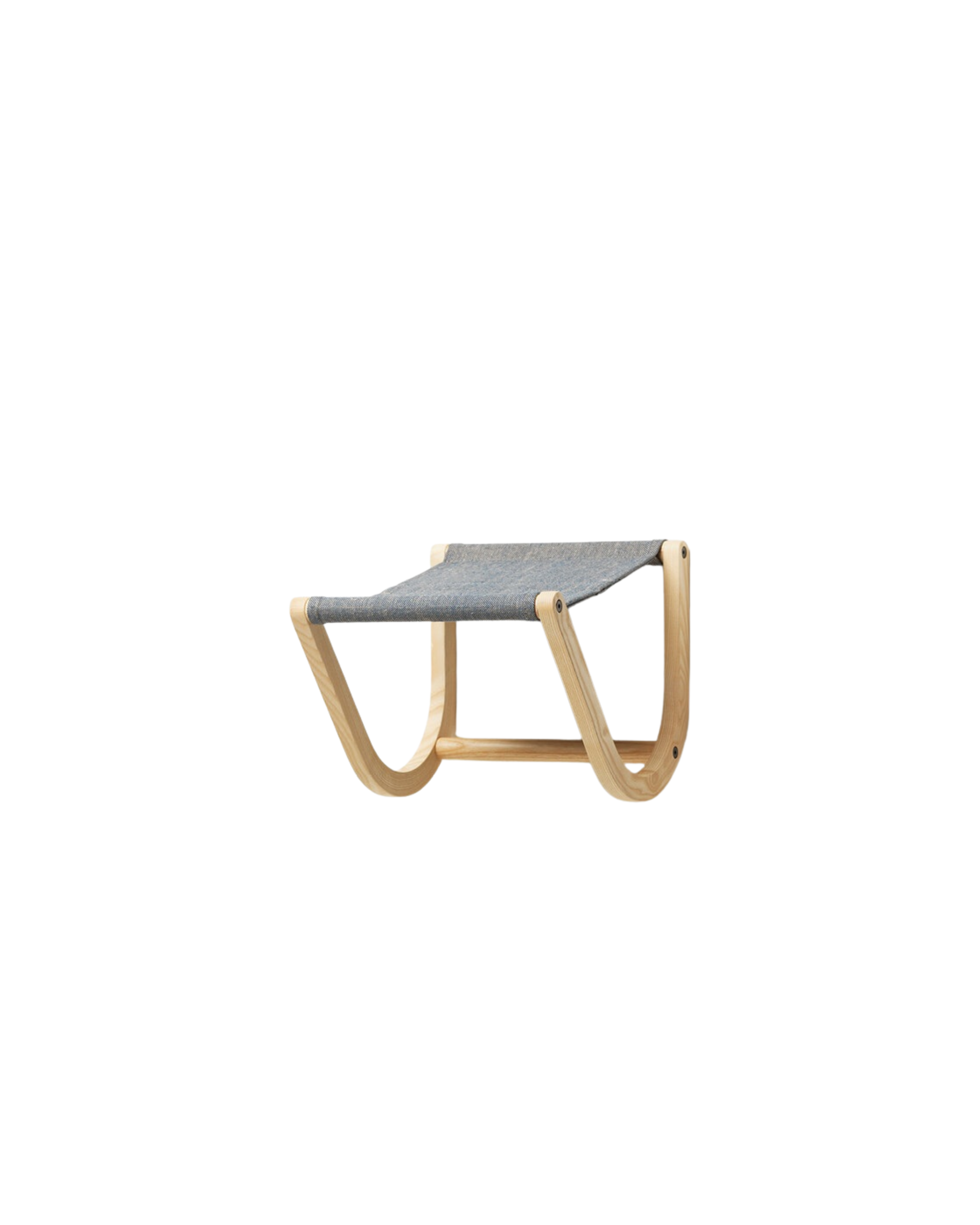René Bicycle Rack ที่แขวนจักรยานติดผนังจาก ash พร้อม fabric sling สำหรับแขวนหมวก เสื้อผ้า และของใช้ ออกแบบโดย Tomoko Azumi