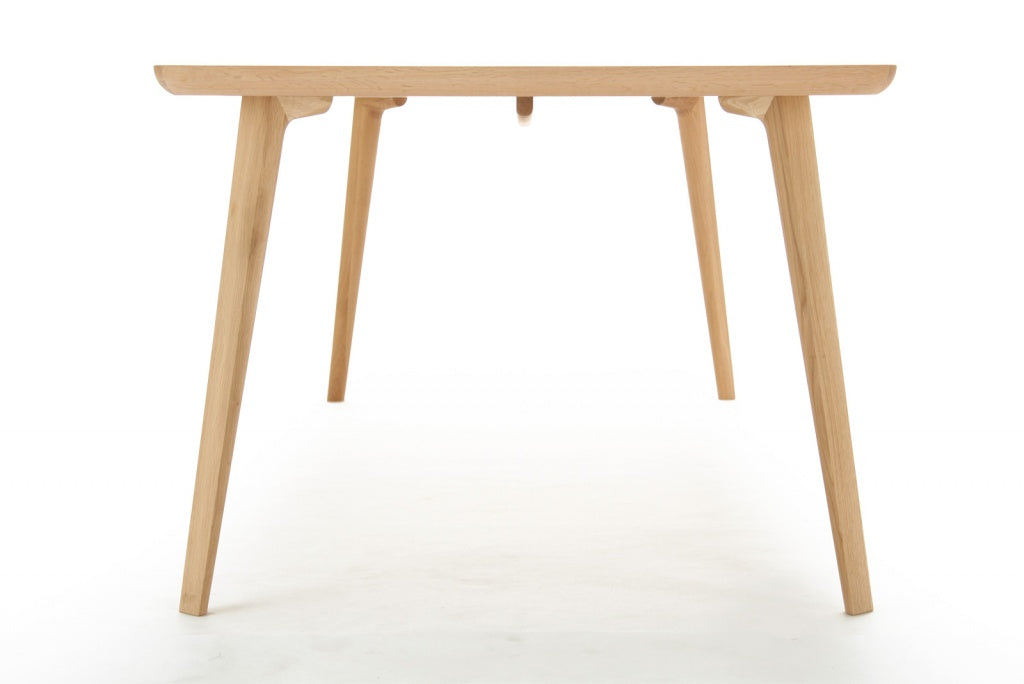 Karimoku New Standard Scout Table 240 โต๊ะอาหารไม้โอ๊คขนาดใหญ่ดีไซน์มินิมอล ออกแบบโดย Christian Haas