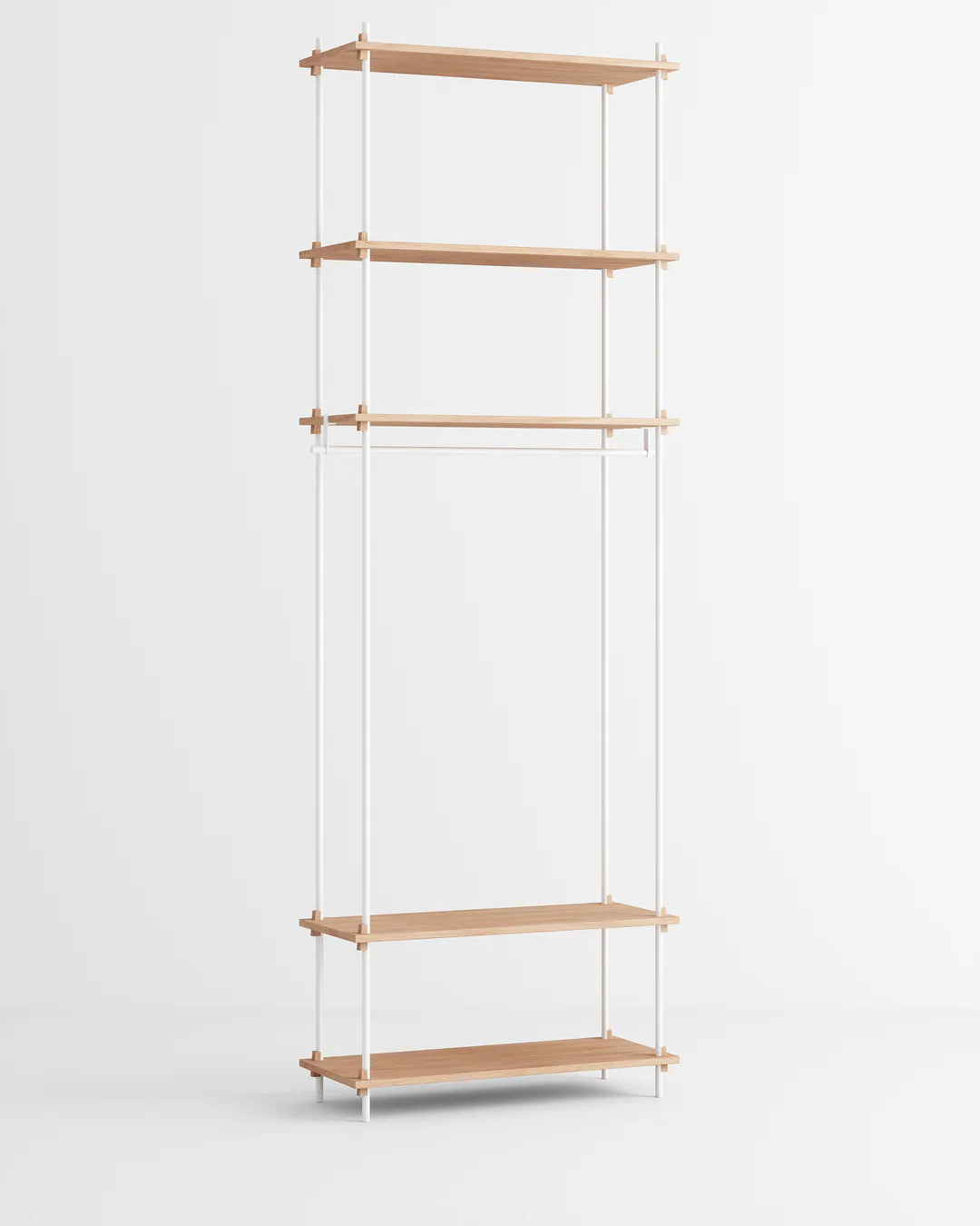 ราวแขวนผ้า MOEBE แบบโมดูลาร์ ทำจากไม้โอ๊กสไตล์สแกนดิเนเวียน นำเข้าโดย Old Pine Trees ปรับแต่งได้ไม่สิ้นสุด เพิ่มชิ้นส่วนหรือปรับรูปแบบได้ตามต้องการ โครงสร้างแบบคอมโพเนนต์ แข็งแรง ใช้งานได้นาน เหมาะสำหรับการจัดเก็บเสื้อผ้าและตกแต่งบ้านในสไตล์สแกนดิเนเวียนอย่างเป็นระเบียบ