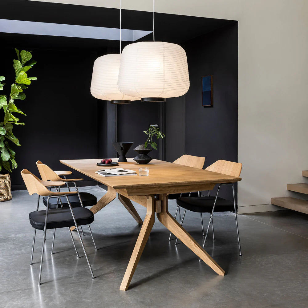 675 Chair เก้าอี้ดีไซน์ mid-century พนักพิงไม้อัดดัดโค้งพร้อมที่วางแขน ออกแบบโดย Robin Day