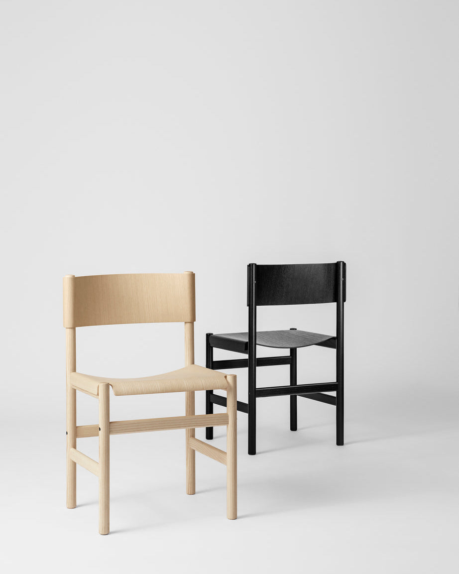 เก้าอี้ Soft Chair จาก TAKT แบรนด์เฟอร์นิเจอร์เดนมาร์ก ออกแบบโดย Thomas Bentzen ให้ผสมผสานความเรียบง่ายและความสบายในแบบสแกนดิเนเวีย เส้นสายโค้งนุ่มรับกับสรีระอย่างเป็นธรรมชาติ เผยโครงสร้างไม้โอ๊กแท้อย่างซื่อสัตย์ สะท้อนความงามของงานฝีมือและการออกแบบที่ยั่งยืน มอบทั้งความสบาย ความสมดุล และความงามที่ใช้งานได้จริง จัดจำหน่ายโดย Old Pine Trees