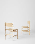 เก้าอี้ Soft Chair จาก TAKT แบรนด์เฟอร์นิเจอร์เดนมาร์ก ออกแบบโดย Thomas Bentzen ให้ผสมผสานความเรียบง่ายและความสบายในแบบสแกนดิเนเวีย เส้นสายโค้งนุ่มรับกับสรีระอย่างเป็นธรรมชาติ เผยโครงสร้างไม้โอ๊กแท้อย่างซื่อสัตย์ สะท้อนความงามของงานฝีมือและการออกแบบที่ยั่งยืน มอบทั้งความสบาย ความสมดุล และความงามที่ใช้งานได้จริง จัดจำหน่ายโดย Old Pine Trees