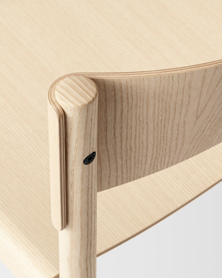 เก้าอี้ Soft Chair จาก TAKT แบรนด์เฟอร์นิเจอร์เดนมาร์ก ออกแบบโดย Thomas Bentzen ให้ผสมผสานความเรียบง่ายและความสบายในแบบสแกนดิเนเวีย เส้นสายโค้งนุ่มรับกับสรีระอย่างเป็นธรรมชาติ เผยโครงสร้างไม้โอ๊กแท้อย่างซื่อสัตย์ สะท้อนความงามของงานฝีมือและการออกแบบที่ยั่งยืน มอบทั้งความสบาย ความสมดุล และความงามที่ใช้งานได้จริง จัดจำหน่ายโดย Old Pine Trees