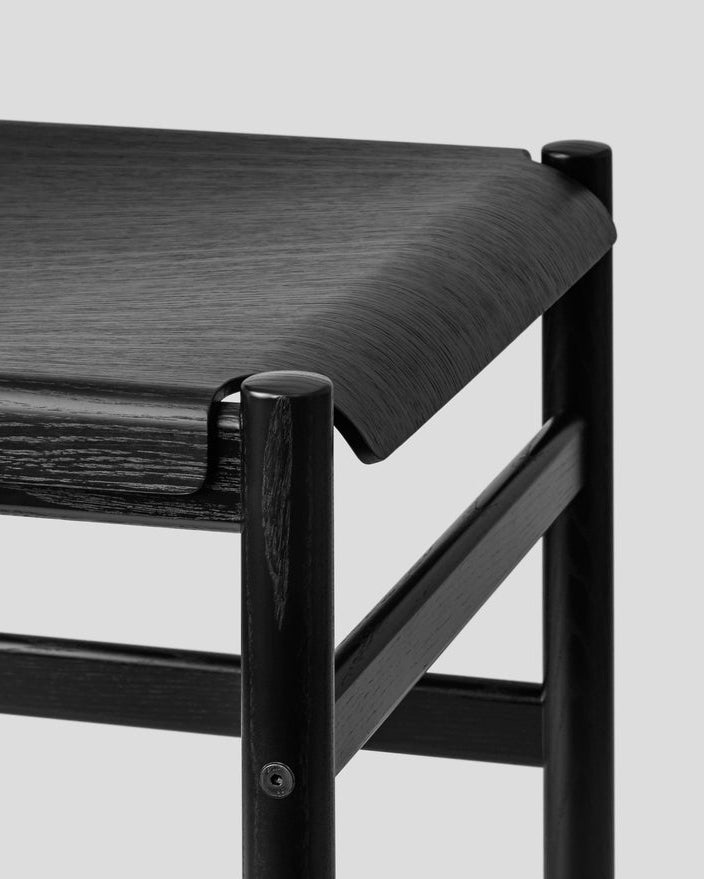 เก้าอี้ Soft Chair จาก TAKT แบรนด์เฟอร์นิเจอร์เดนมาร์ก ออกแบบโดย Thomas Bentzen ให้ผสมผสานความเรียบง่ายและความสบายในแบบสแกนดิเนเวีย เส้นสายโค้งนุ่มรับกับสรีระอย่างเป็นธรรมชาติ เผยโครงสร้างไม้โอ๊กแท้อย่างซื่อสัตย์ สะท้อนความงามของงานฝีมือและการออกแบบที่ยั่งยืน มอบทั้งความสบาย ความสมดุล และความงามที่ใช้งานได้จริง จัดจำหน่ายโดย Old Pine Trees