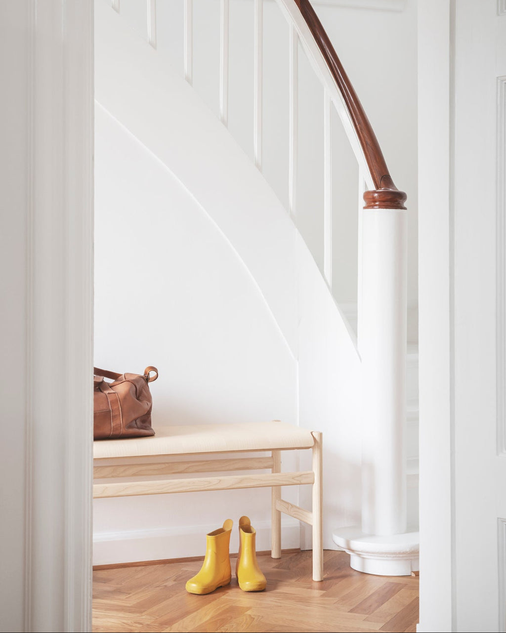 ม้านั่ง Soft Bench จาก TAKT ออกแบบโดย Thomas Bentzen เพื่อสะท้อนความเรียบง่ายแบบ สแกนดิเนเวีย ที่ผสานความงามและการใช้งานได้อย่างลงตัว ผลิตจากไม้แอชแท้ผ่านการรับรอง FSC® ด้วยเทคนิคไม้อัดดัดโค้งที่เผยให้เห็นงานฝีมือทุกส่วนอย่างซื่อสัตย์ ออกแบบตามแนวคิด Perpetual Sustainable Design ให้ประกอบง่าย ซ่อมได้ทุกชิ้นส่วน และจัดส่งแบบ Flat-pack เพื่อความยั่งยืน เรียบ อบอุ่น และซื่อสัตย์ในแบบ TAKT จัดจำหน่ายโดย Old Pine Trees