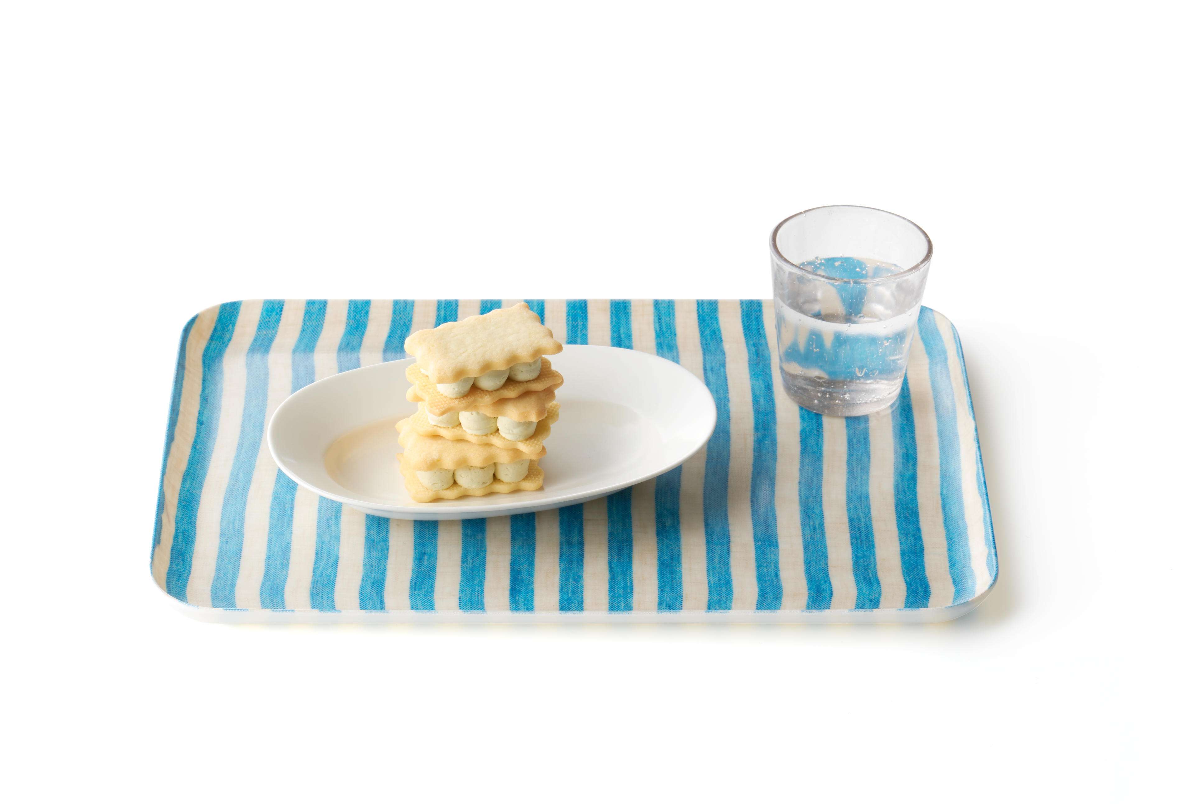 Linen tray Francis ถาดอเนกประสงค์ผ้าลินินเคลือบเรซิน ลายทางสีฟ้า–เบจ ใช้ได้ทั้งเสิร์ฟอาหาร วางของ หรือจัดตกแต่ง จาก Fog Linen Work โดย Old Pine Trees